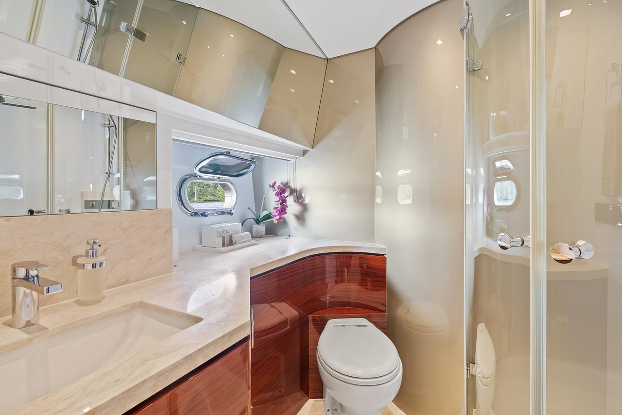PILOT LOUNGE - image 26
