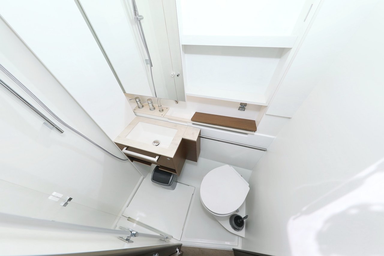 HIGH LIFE - image 35