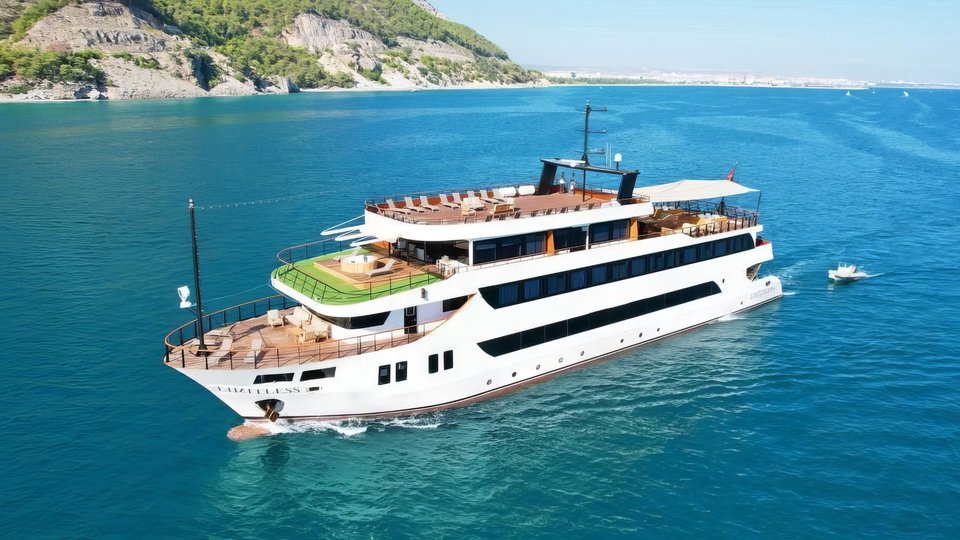 LIMITLESS yacht photo